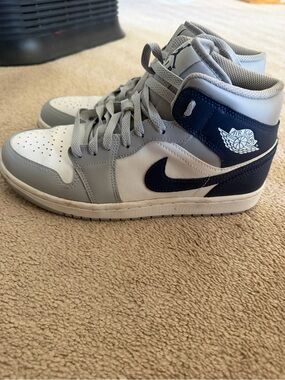 Jordan Low-Top Sneaker in Light Gray and White